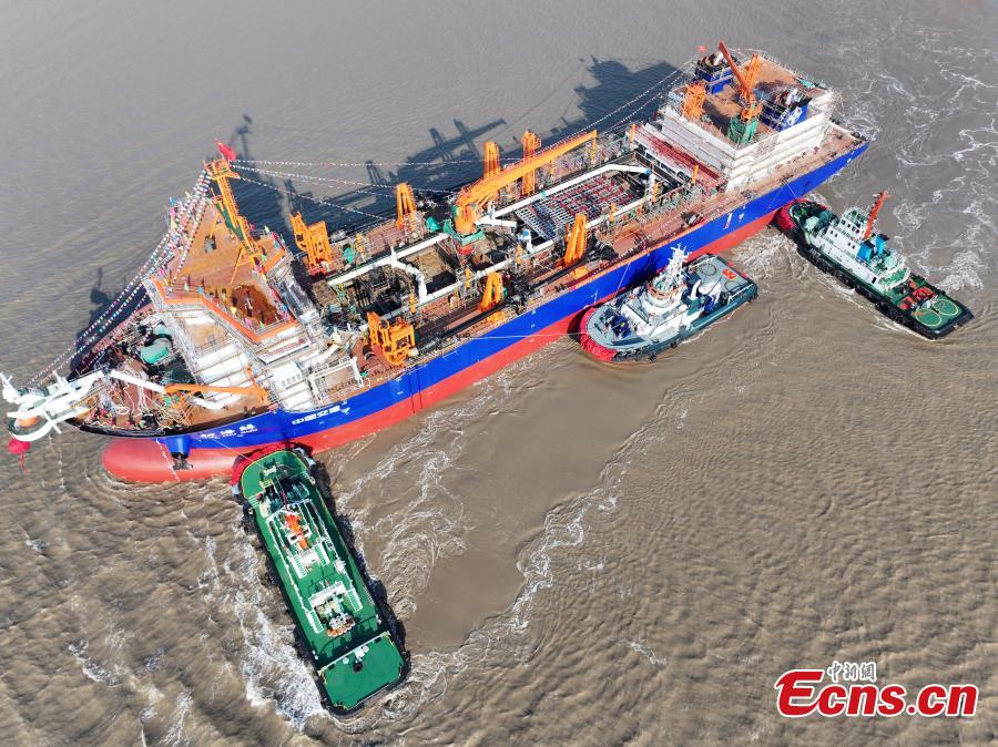 Maior draga movida a duplo combustível do mundo entra na água