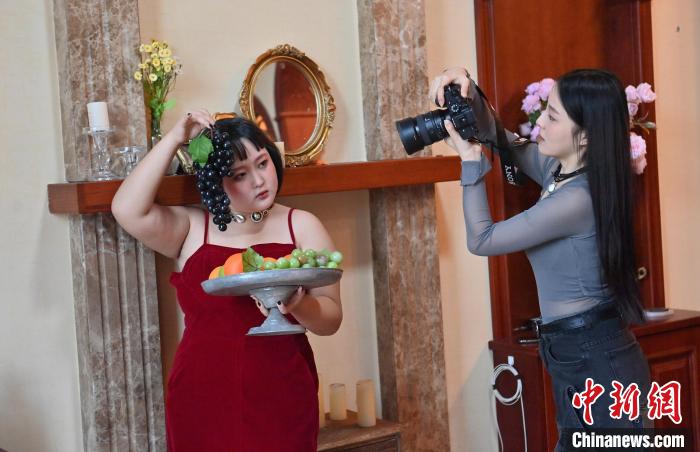 Fotógrafa captura os momentos mais belos de meninas grandes e bonitas