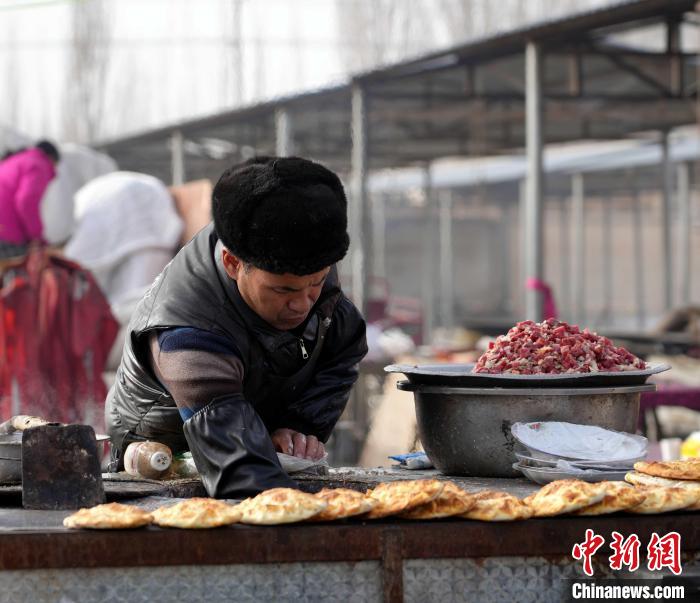 Bazar está repleto de atividades de inverno em Aksu, Xinjiang
