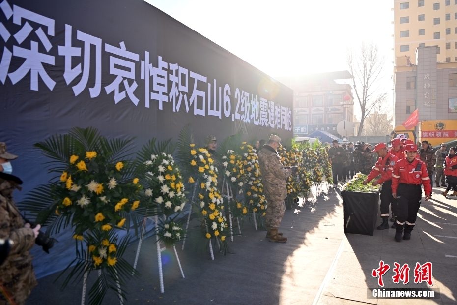 China: Gansu presta homenagem póstumas às vítimas do terremoto de 6.2 graus em Jishishan