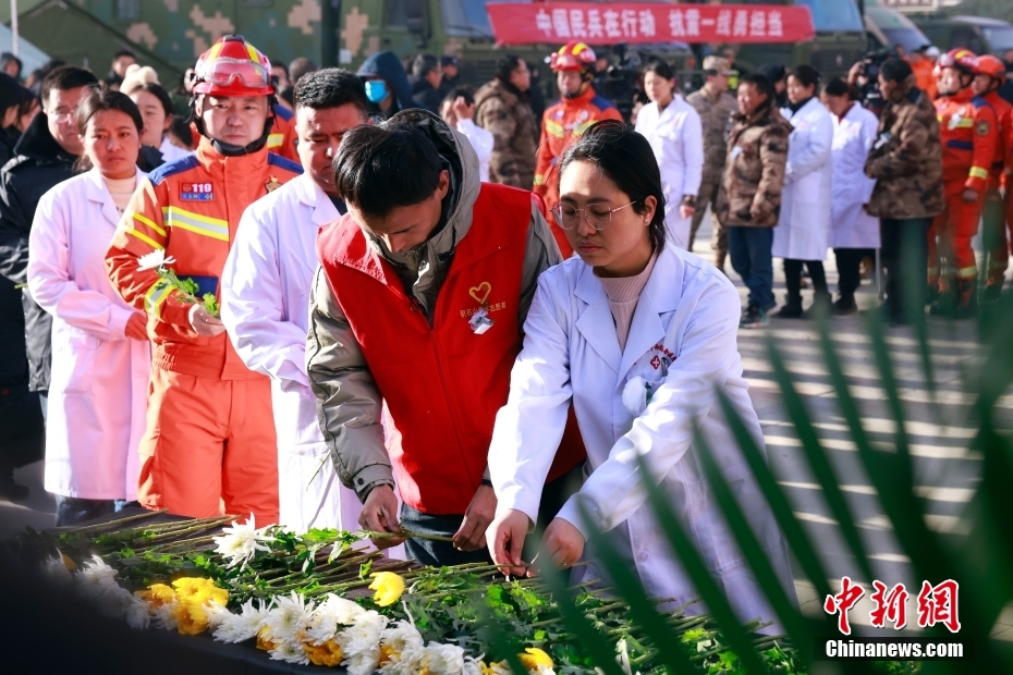 China: Gansu presta homenagem póstumas às vítimas do terremoto de 6.2 graus em Jishishan