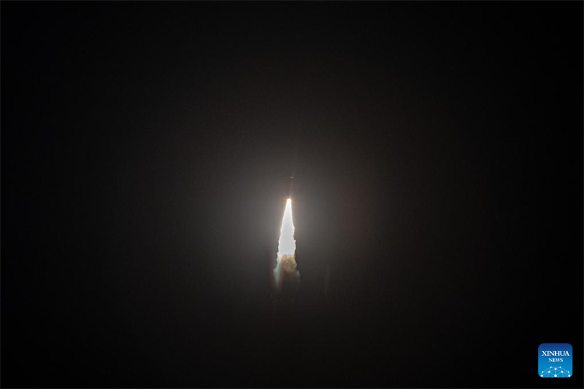 China lan?a três satélites a partir do mar