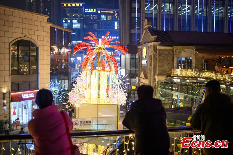 Luzes coloridas se iluminam para celebrar Ano Novo em toda a China
