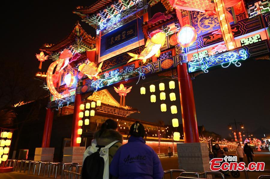Luzes coloridas se iluminam para celebrar Ano Novo em toda a China