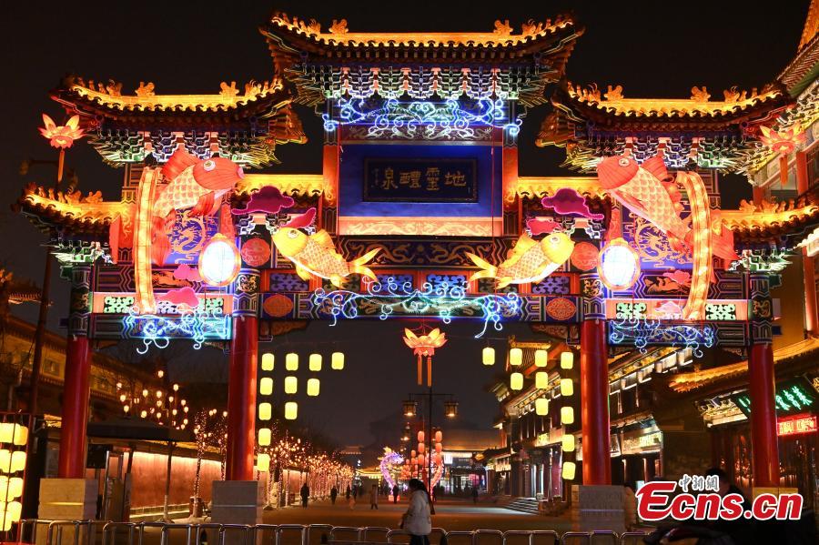 Luzes coloridas se iluminam para celebrar Ano Novo em toda a China