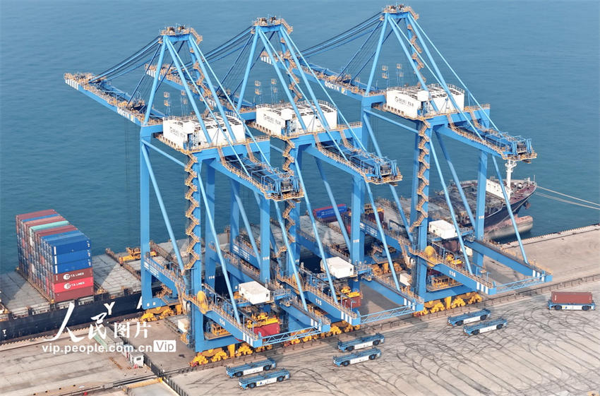 Projeto do terminal automatizado do Porto de Qingdao Fase III entra em opera??o