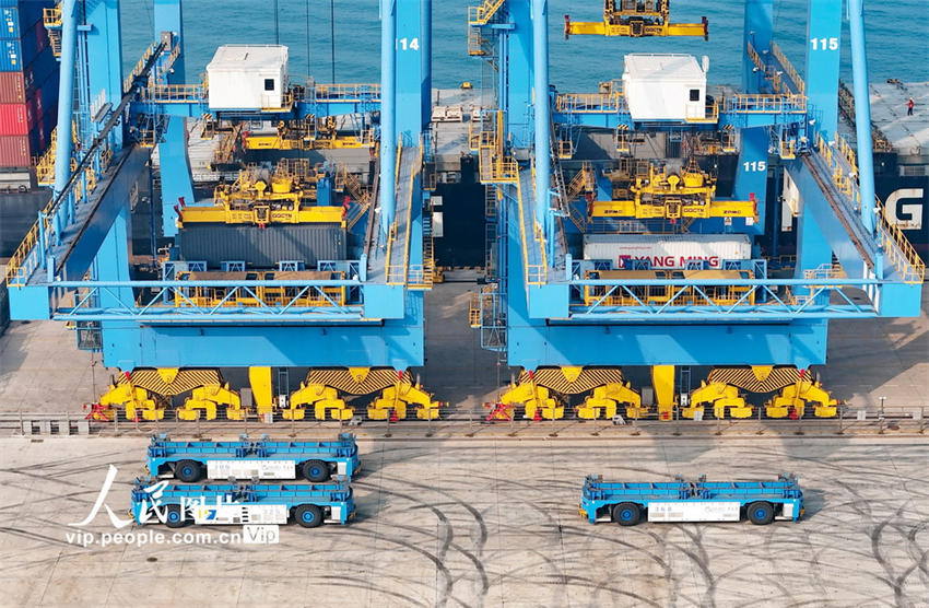Projeto do terminal automatizado do Porto de Qingdao Fase III entra em opera??o