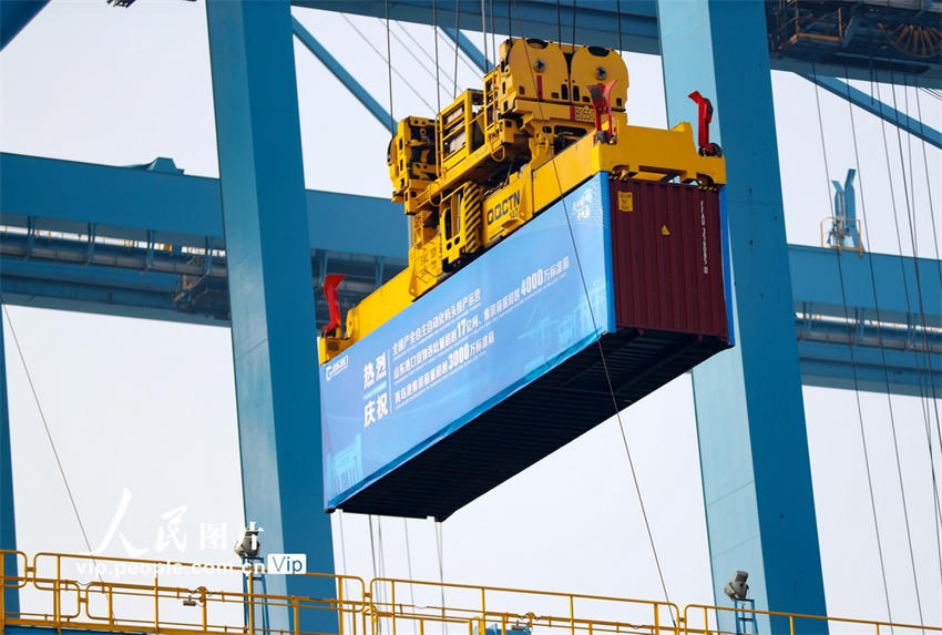 Projeto do terminal automatizado do Porto de Qingdao Fase III entra em opera??o