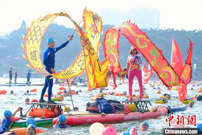 Mais de 3.000 entusiastas da nata??o atravessam rio Yongjiang, no sul da China