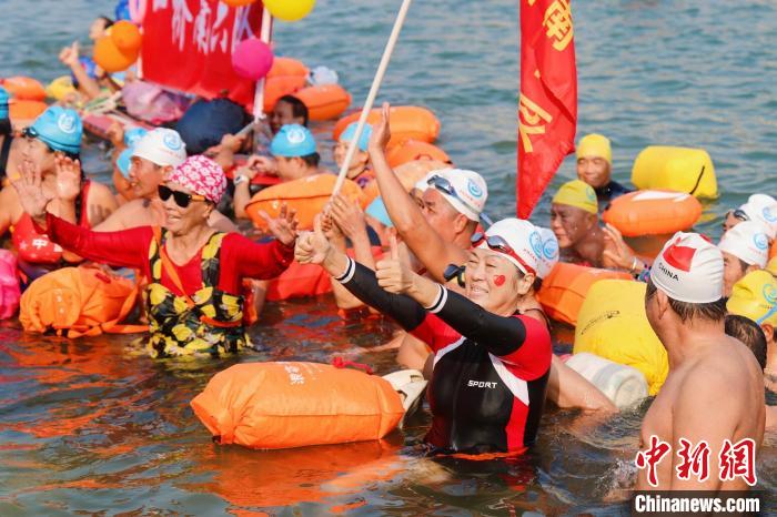 Mais de 3.000 entusiastas da nata??o atravessam rio Yongjiang, no sul da China