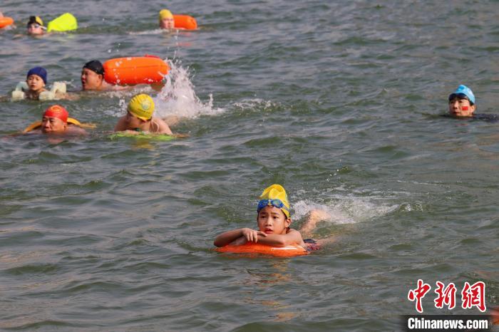 Mais de 3.000 entusiastas da nata??o atravessam rio Yongjiang, no sul da China