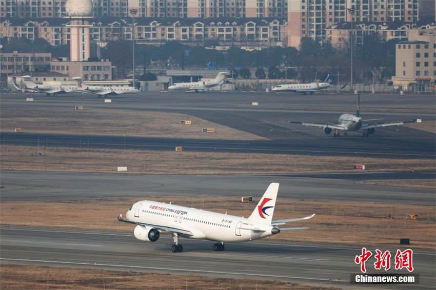 Avi?o comercial chinês C919 inaugura rota Shanghai-Beijing