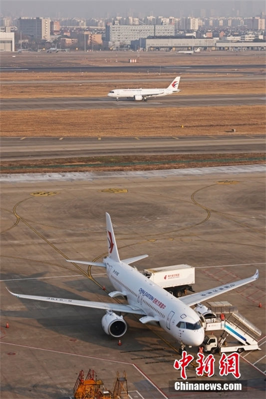 Avi?o comercial chinês C919 inaugura rota Shanghai-Beijing