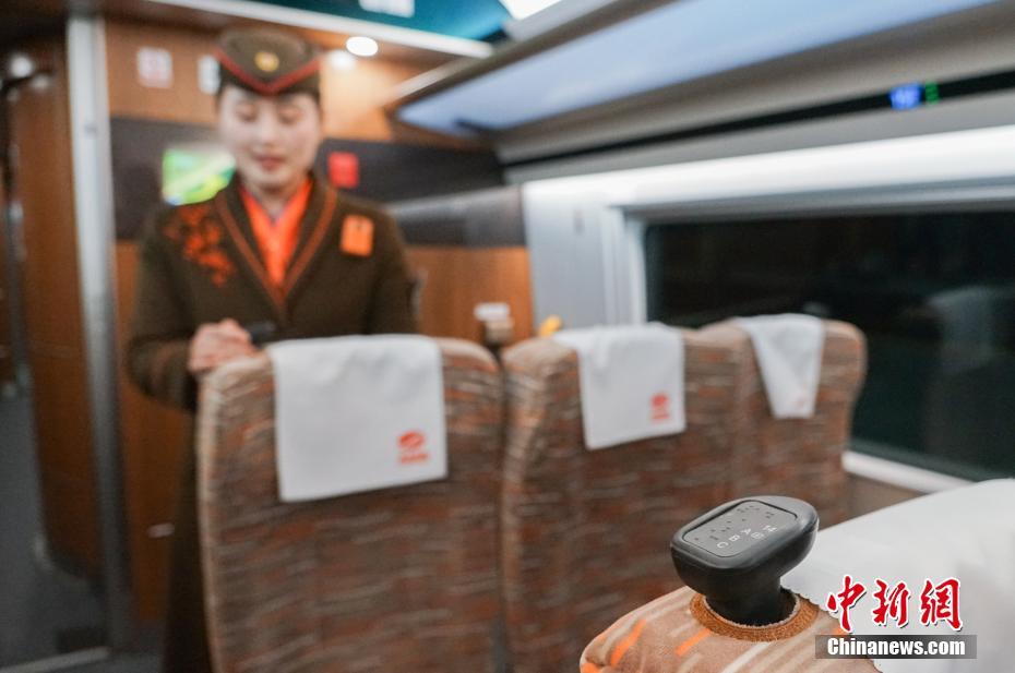 Trem-bala inteligente Fuxing estreado no planalto Qinghai-Tibete