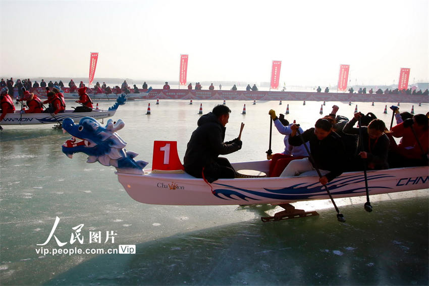 Corrida de barcos-drag?o de gelo é realizada em Ningxia