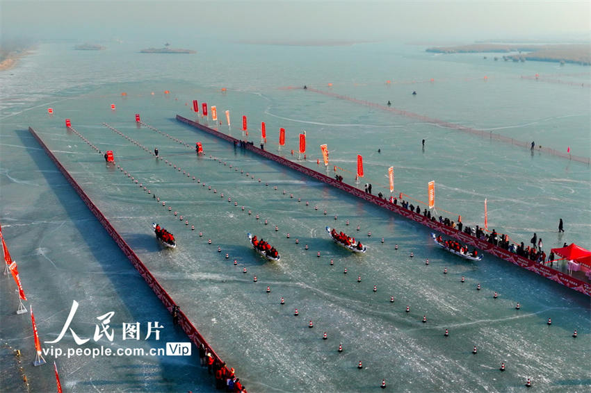 Corrida de barcos-drag?o de gelo é realizada em Ningxia