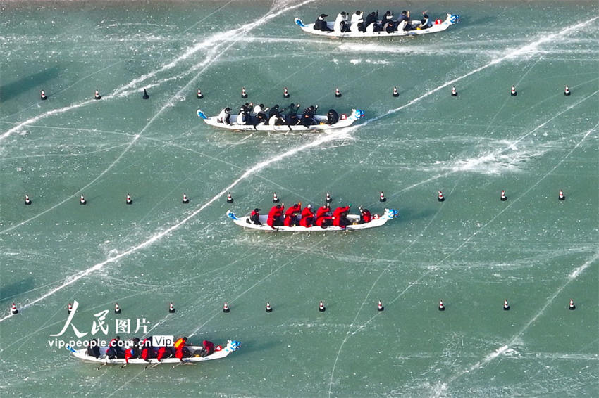 Corrida de barcos-drag?o de gelo é realizada em Ningxia