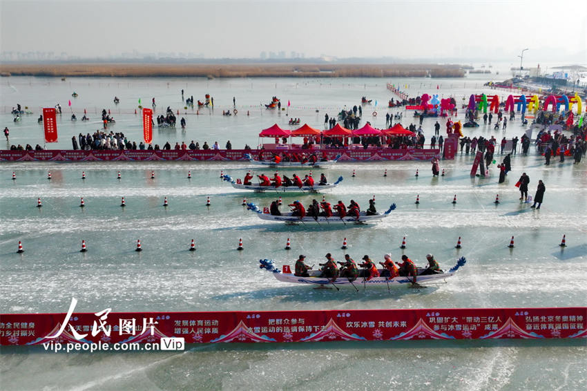 Corrida de barcos-drag?o de gelo é realizada em Ningxia