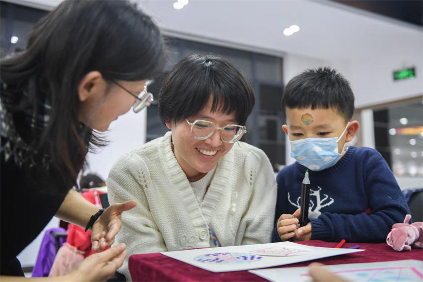 Aulas noturnas conquistam os cora??es dos jovens em Wuhan, centro na China