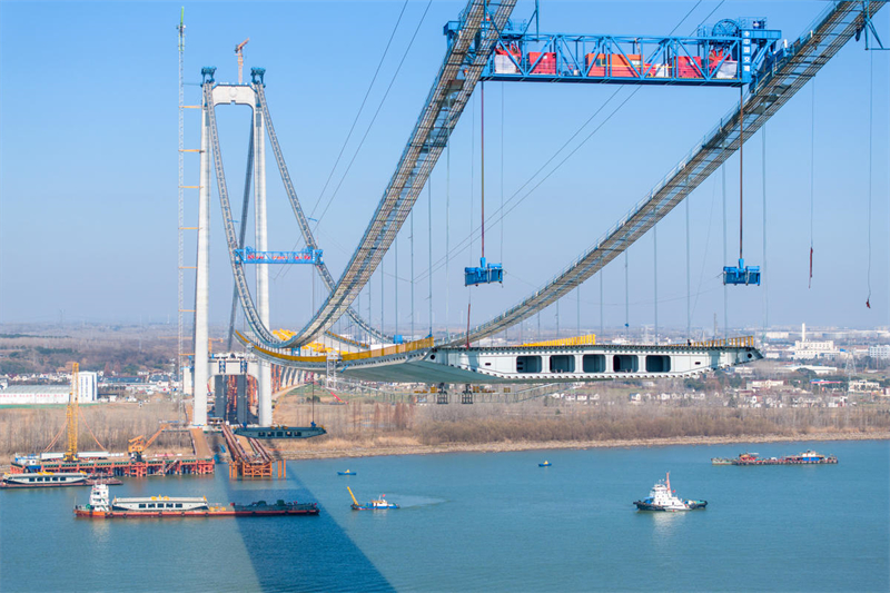 Constru??o da ponte Longtan sobre rio Yangtze em pleno andamento no leste da China