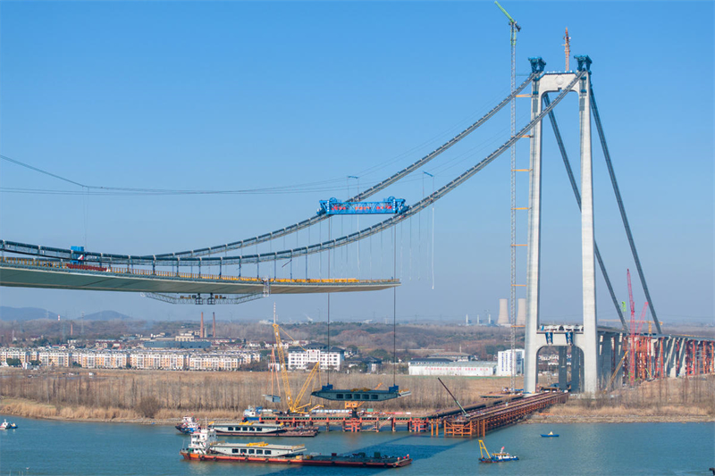 Constru??o da ponte Longtan sobre rio Yangtze em pleno andamento no leste da China