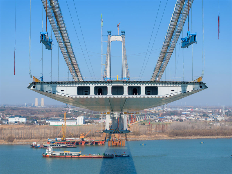 Constru??o da ponte Longtan sobre rio Yangtze em pleno andamento no leste da China