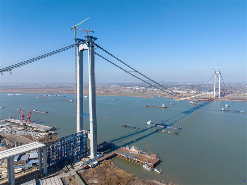 Constru??o da ponte Longtan sobre rio Yangtze em pleno andamento no leste da China