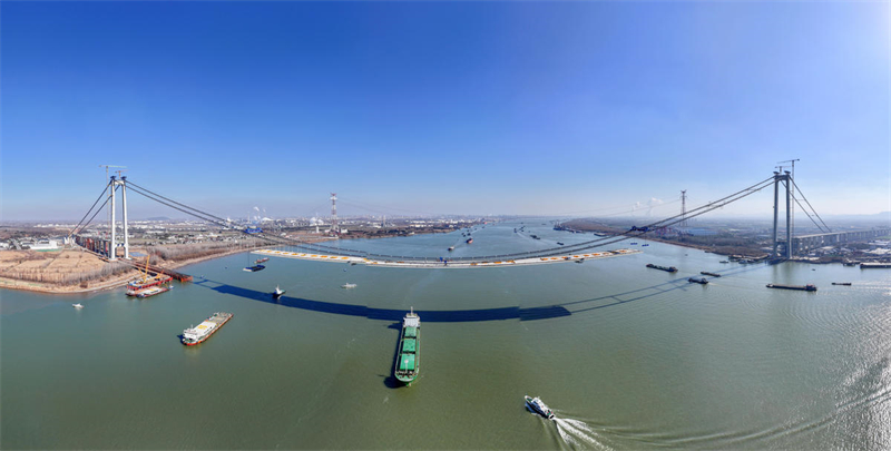 Constru??o da ponte Longtan sobre rio Yangtze em pleno andamento no leste da China