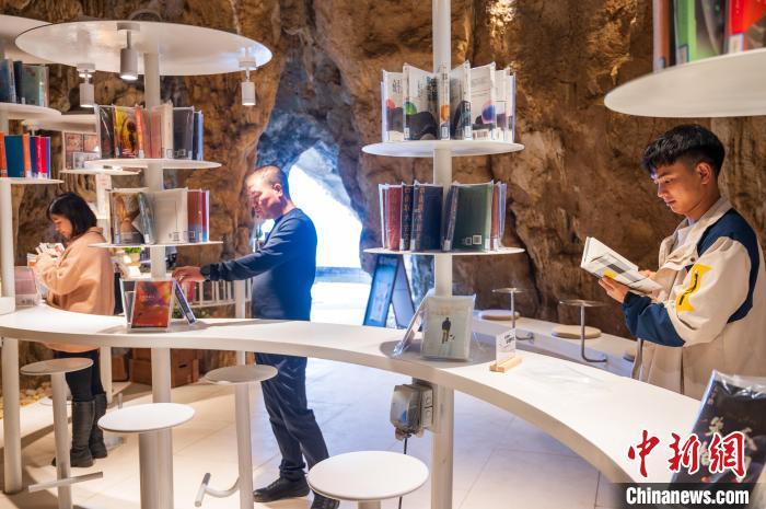 Guizhou: biblioteca localizada em caverna atrai leitores curiosos