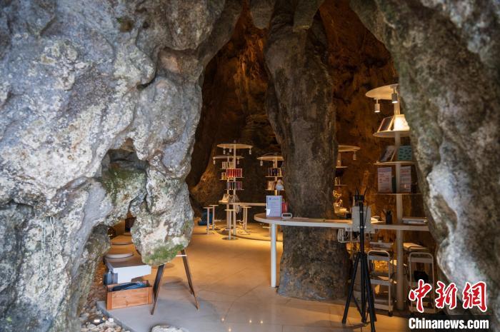 Guizhou: biblioteca localizada em caverna atrai leitores curiosos