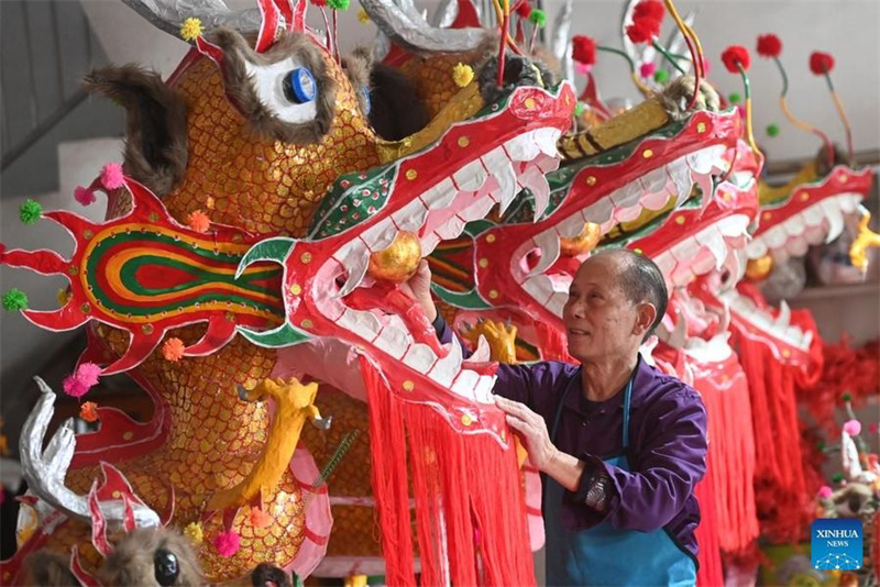 Guardi?o da arte de fabrica??o de drag?es de bambu preserva habilidades tradicionais chinesas.