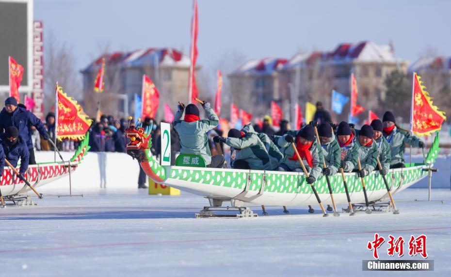 Corrida de barcos-drag?o de gelo é realizada em Xinjiang