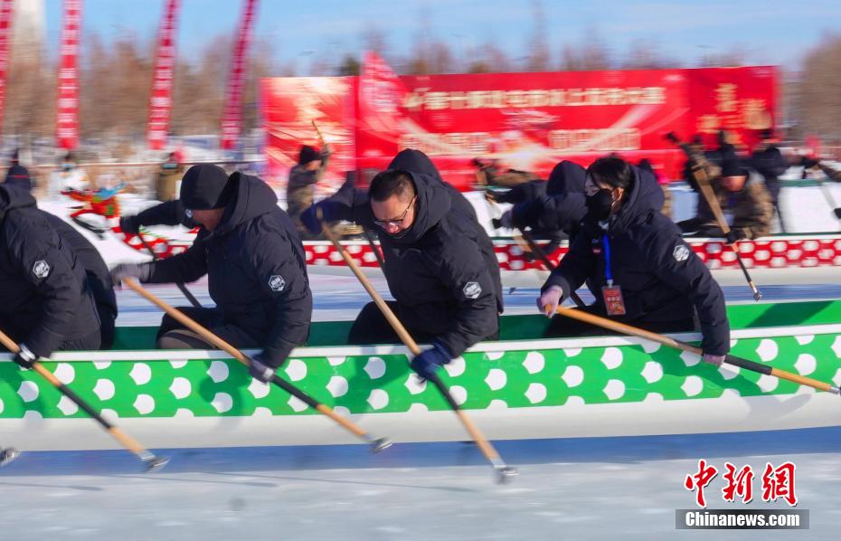 Corrida de barcos-drag?o de gelo é realizada em Xinjiang