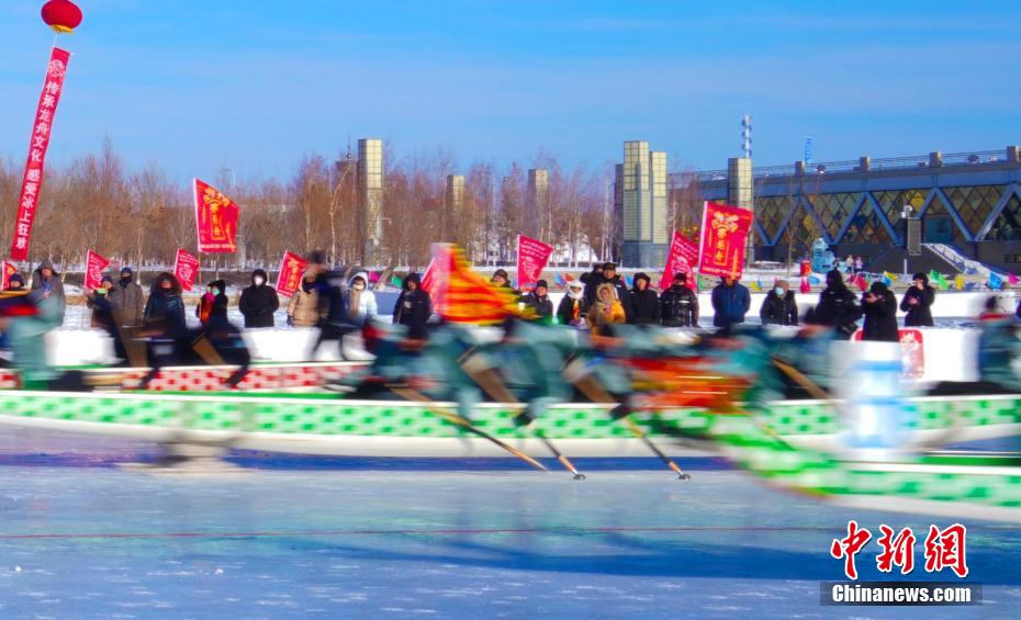 Corrida de barcos-drag?o de gelo é realizada em Xinjiang