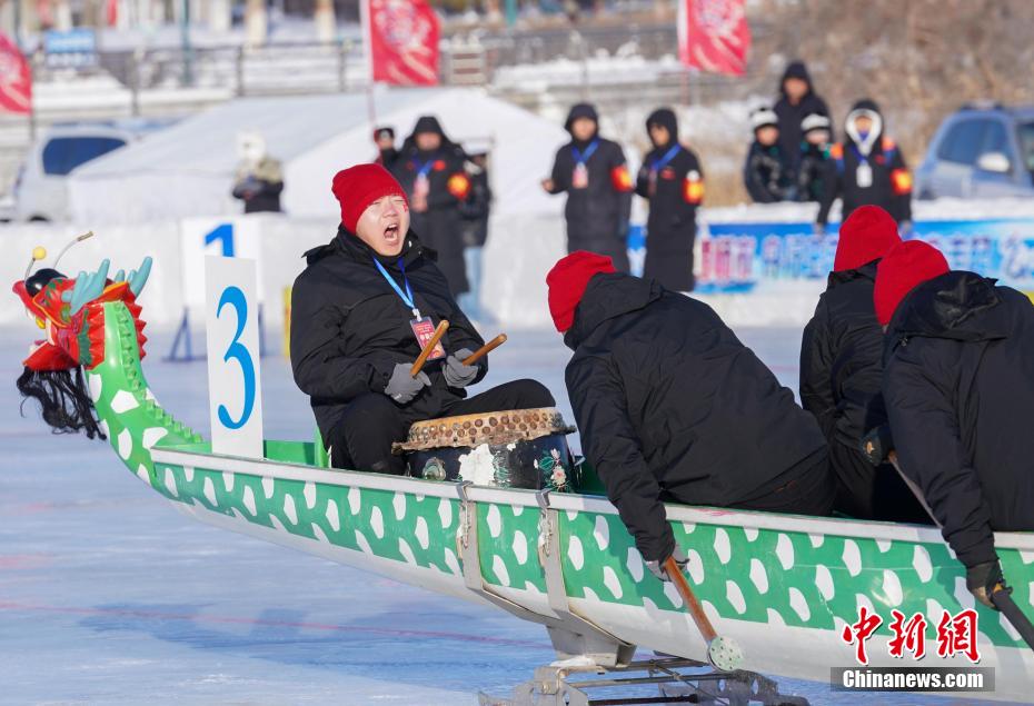Corrida de barcos-drag?o de gelo é realizada em Xinjiang