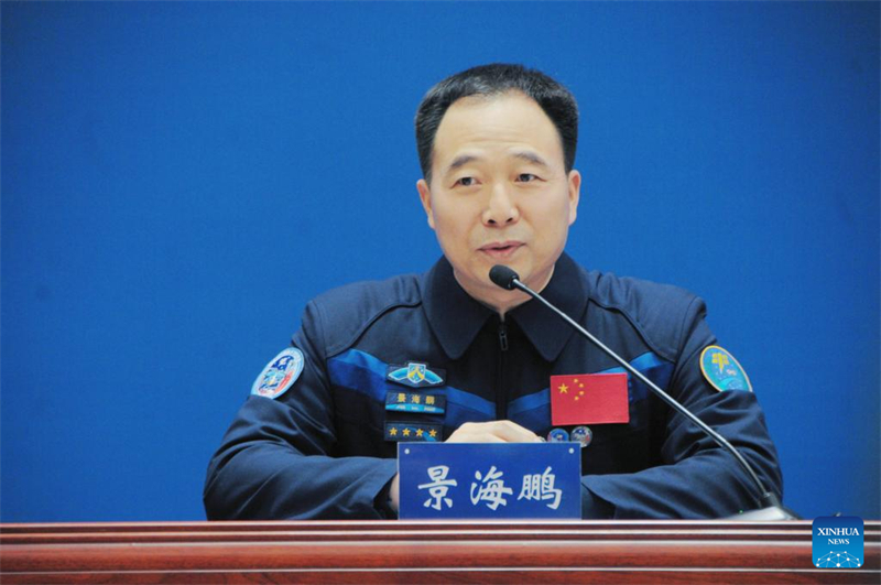 Taikonautas da Shenzhou-16 encontram imprensa após retorno do espa?o