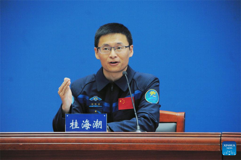 Taikonautas da Shenzhou-16 encontram imprensa após retorno do espa?o