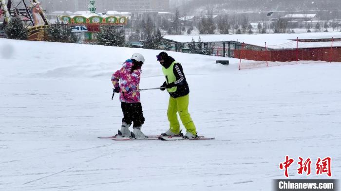Estudantes de Taiwan experimentam esqui na parte continental da China
