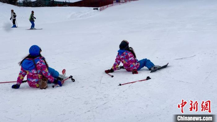Estudantes de Taiwan experimentam esqui na parte continental da China