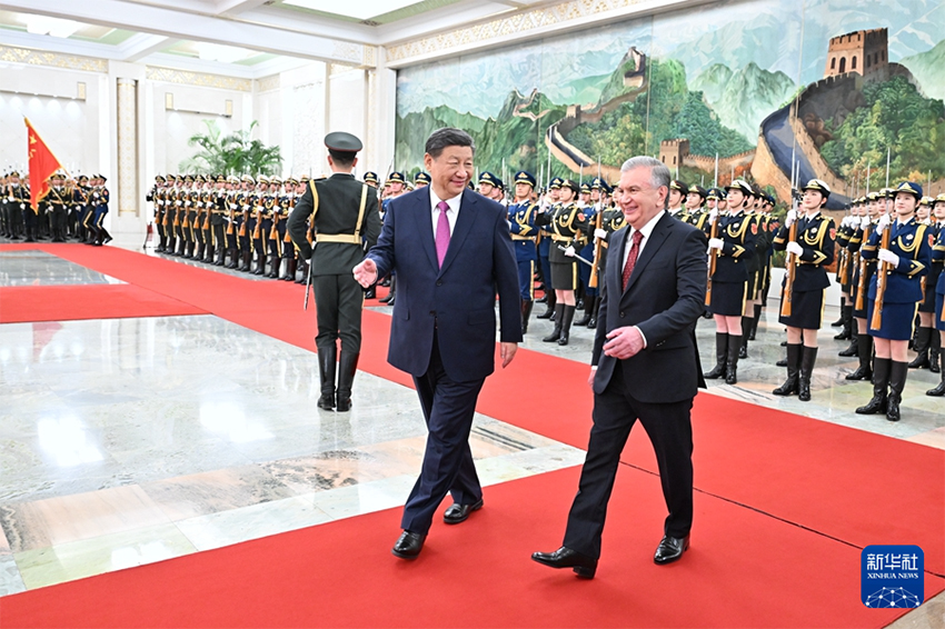 Xi Jinping e presidente do Uzbequist?o realizam conversa??es e elevam la?os parceria estratégica abrangente sob todos os climas para uma nova era