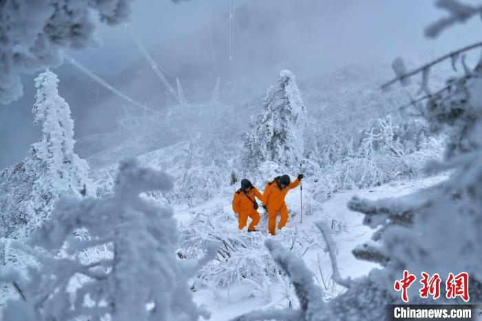 Funcionários do sistema elétrico de Sichuan realizam patrulhas para garantir fornecimento durante inverno