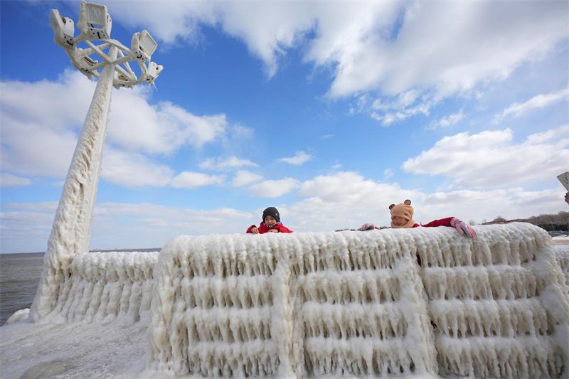 Chegada da onda de frio transforma a costa de Shandong num 