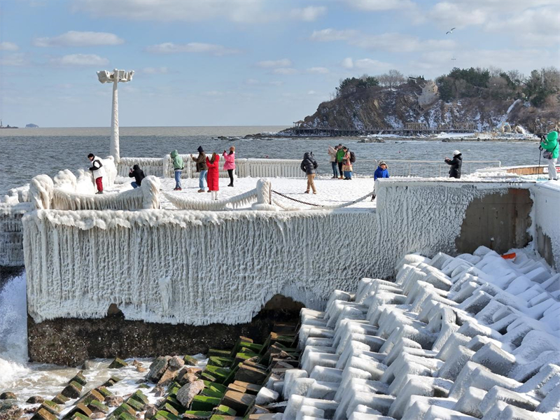 Chegada da onda de frio transforma a costa de Shandong num 