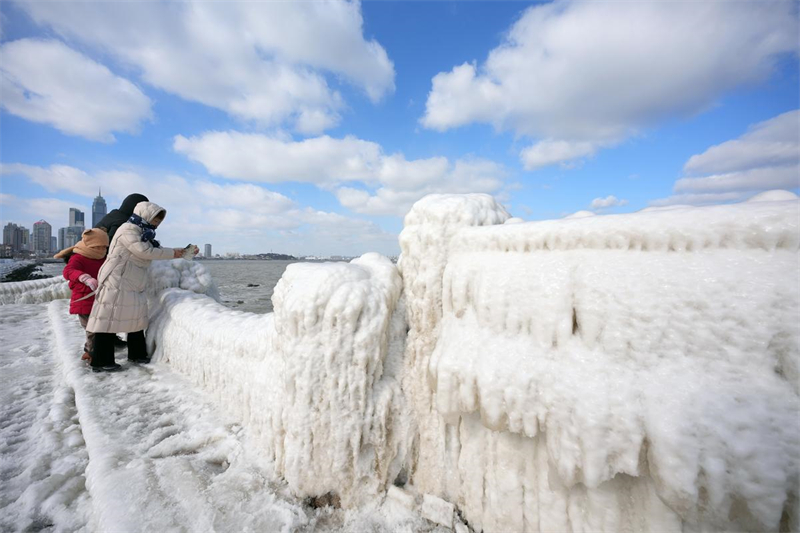Chegada da onda de frio transforma a costa de Shandong num 