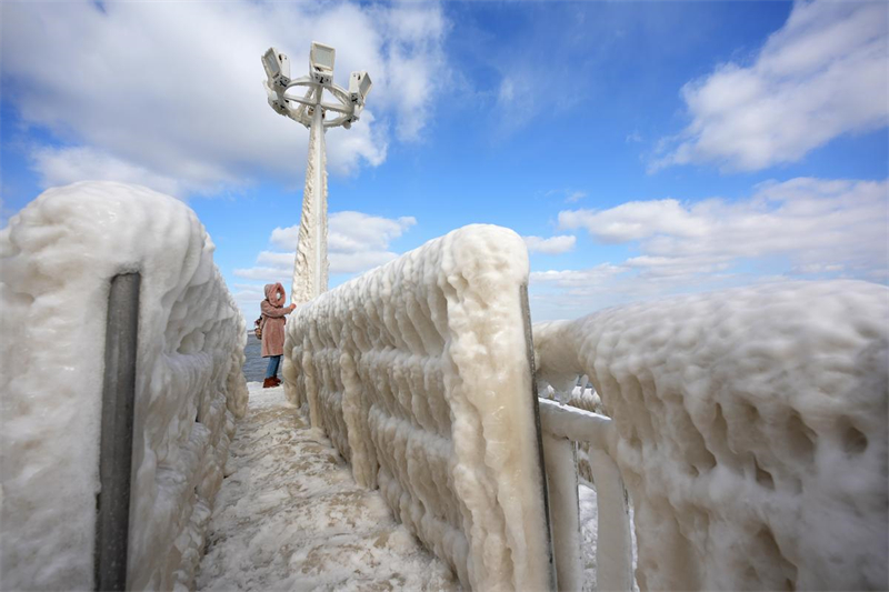 Chegada da onda de frio transforma a costa de Shandong num 