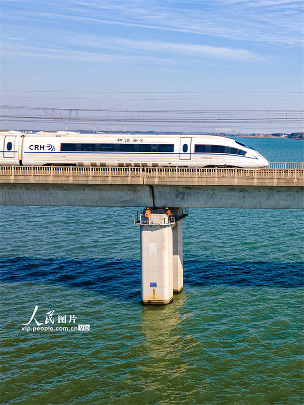 Suzhou: trabalhadores realizam manuten??o na ponte Danyang-Kunshan para garantir seguran?a viagens durante chunyun