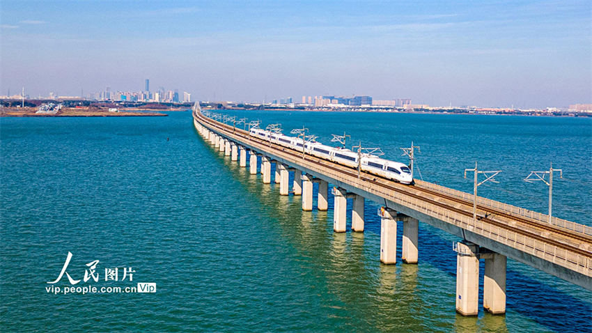 Suzhou: trabalhadores realizam manuten??o na ponte Danyang-Kunshan para garantir seguran?a viagens durante chunyun