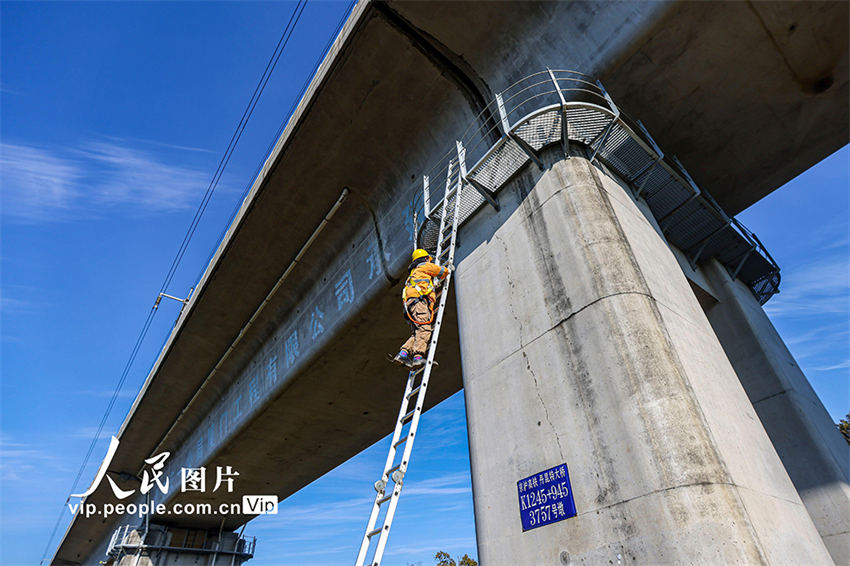 Suzhou: trabalhadores realizam manuten??o na ponte Danyang-Kunshan para garantir seguran?a viagens durante chunyun