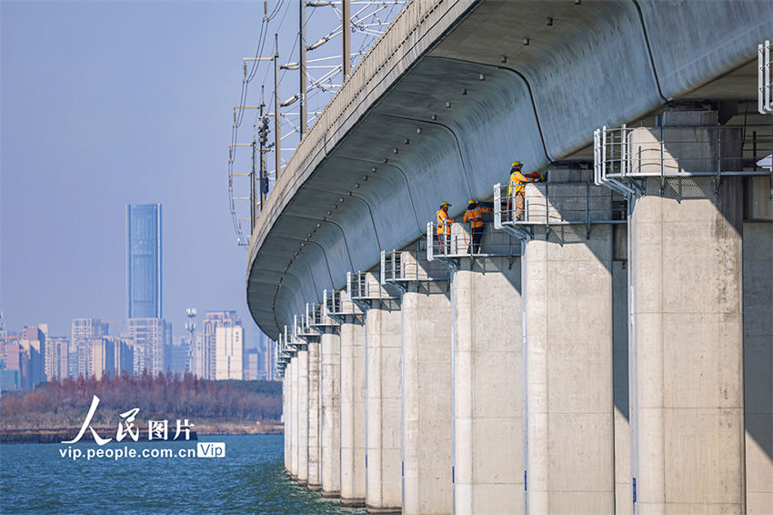 Suzhou: trabalhadores realizam manuten??o na ponte Danyang-Kunshan para garantir seguran?a viagens durante chunyun