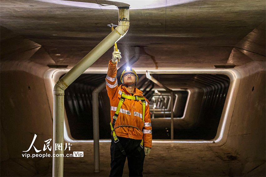 Suzhou: trabalhadores realizam manuten??o na ponte Danyang-Kunshan para garantir seguran?a viagens durante chunyun